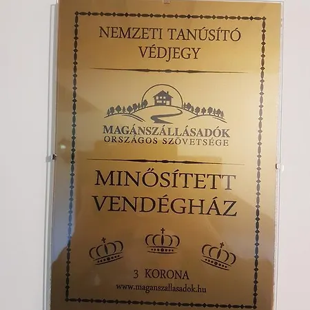 Strucc Tanya Vendeghaz Konukevi *